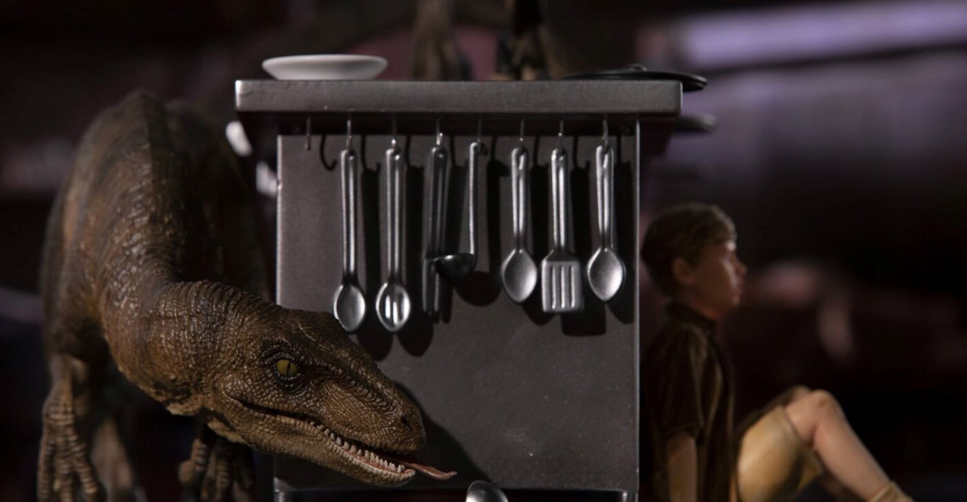 Iron Studios Unveil Incredible Jurassic Park Velociraptors in Kitchen Statue