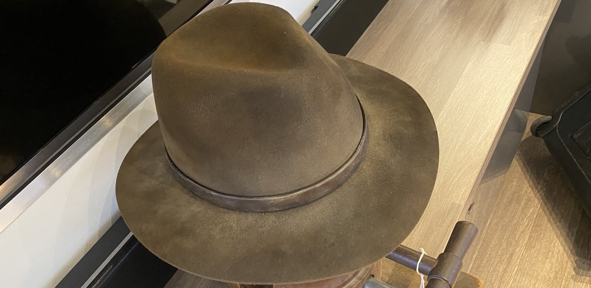 Sam Neill shows off Dr. Alan Grant’s hat for ‘Jurassic World: Dominion’!