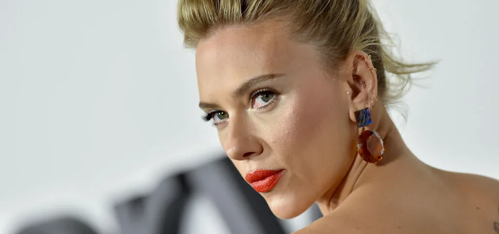 Scarlett Johansson OFFICIALLY Offered Lead Role in New Jurassic World Movie